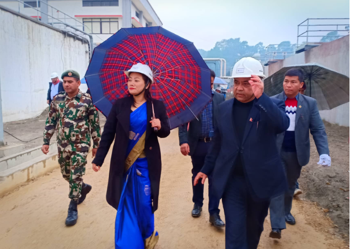 खानेपानी मन्त्री बिना मगरले  प्रशोधन केन्द्रको निरीक्षण गरेको तस्बिर सामाजिक संजालमा भाइरल