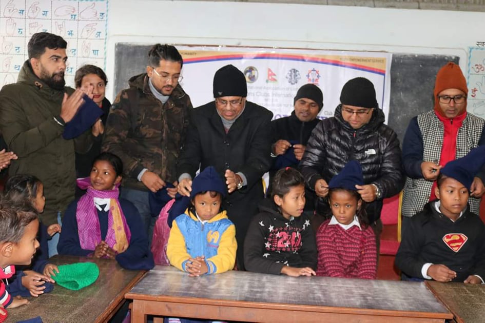 लियो क्लबद्वारा  विद्यार्थीलाई न्यानो टोपी बितरण
