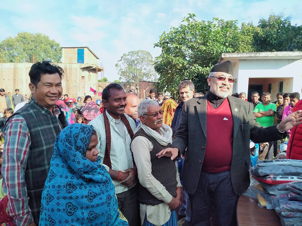 दलित तथा बिपिन्न परिवारका समुदायलाई न्यानो कपडा वितरण ।