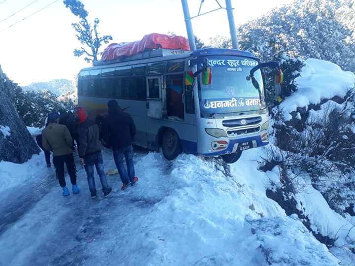 ठुलो दुर्घटना बाट जोगियो ,धनगढीबाट बझाङ तर्फ गैरहेको यात्रु बाहक बस ।