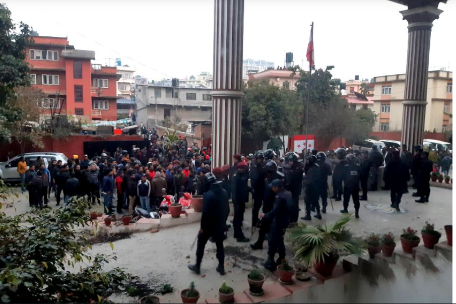 नेपाली काँग्रेसको पार्टी कार्यालय सानेपामा नेविसंघका कार्यकर्ता बीच ‘भिडन्त’