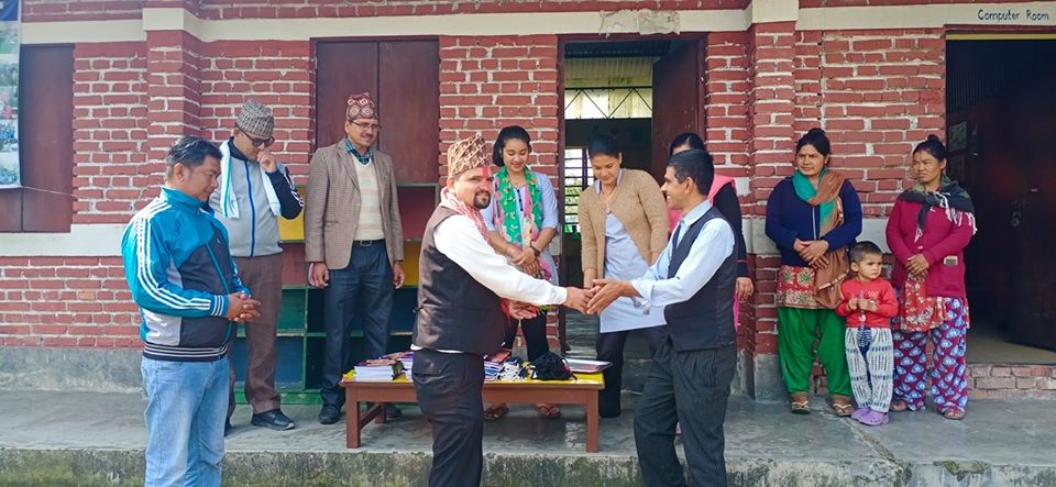 जन्मदिनको अवसरमा बिधार्थिहरुलाई कपि कलम र मास्क उपहार