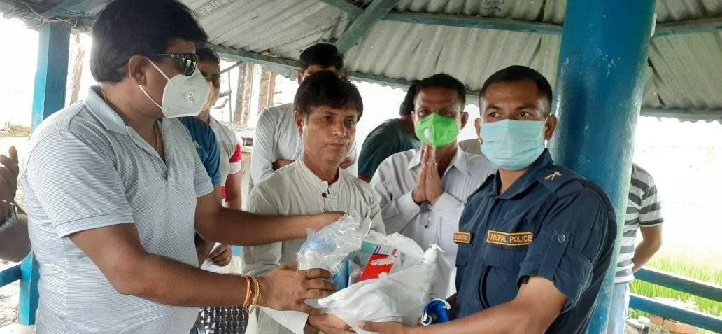 राप्रपा देवदह द्वारा प्रहरी र पत्रकारलाई स्वास्थ्य सामाग्री वितरण