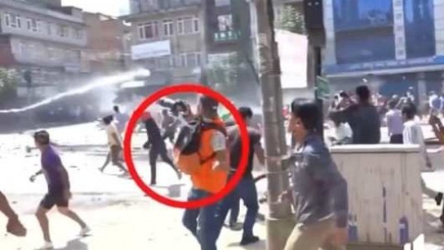 पत्रकारको ज्याकेट लगाएर प्रहरीलाई ढुङ्गा हान्ने पक्राउ