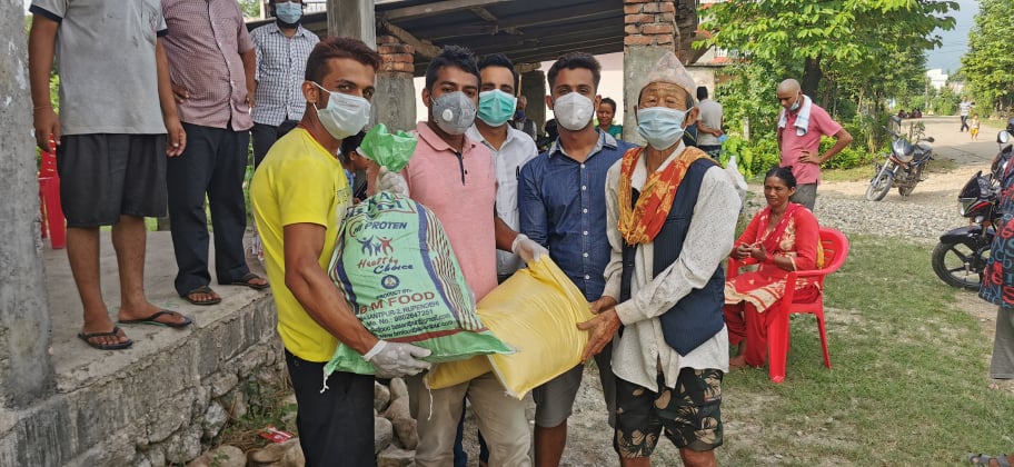 सगरमाथा युवा क्लबद्वारा विपन्न परिवारलाई राहत बितरण