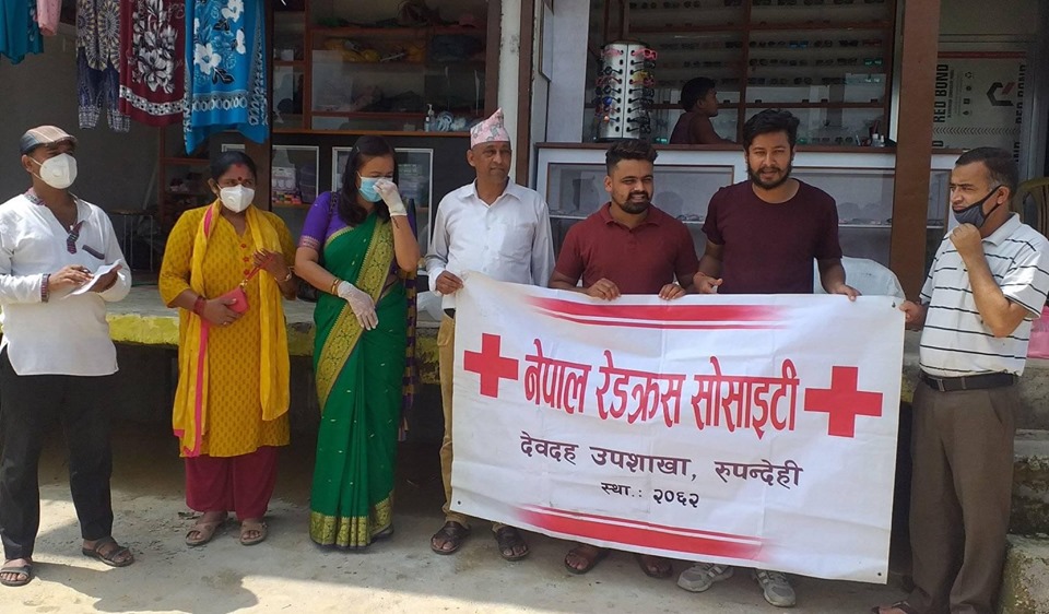 बाढी प्रभावित परिवारलाई रेडक्रस देवदहको सहयोग