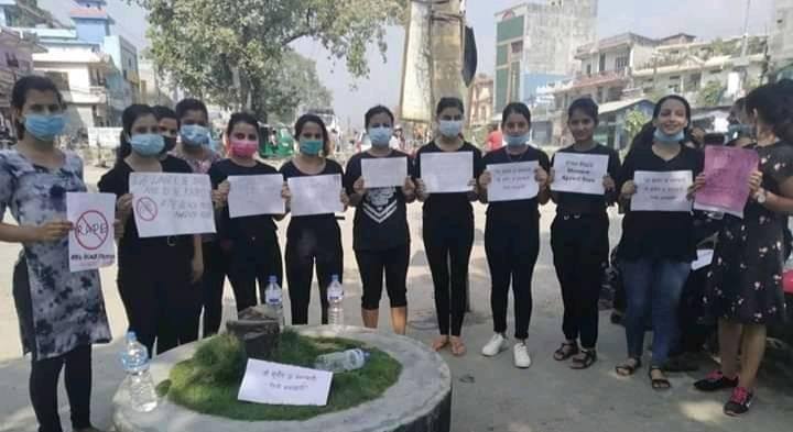बलात्कार बिरुद्द देशभर प्रदर्शन,देवदहमा पनि १ घण्टा मौन प्रदर्शन
