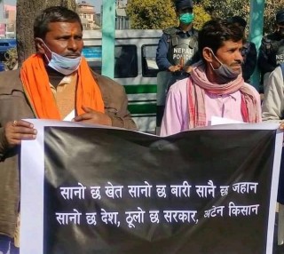सर्लाहीका उखु किसानद्वारा माइतीघरमा प्रदर्शन
