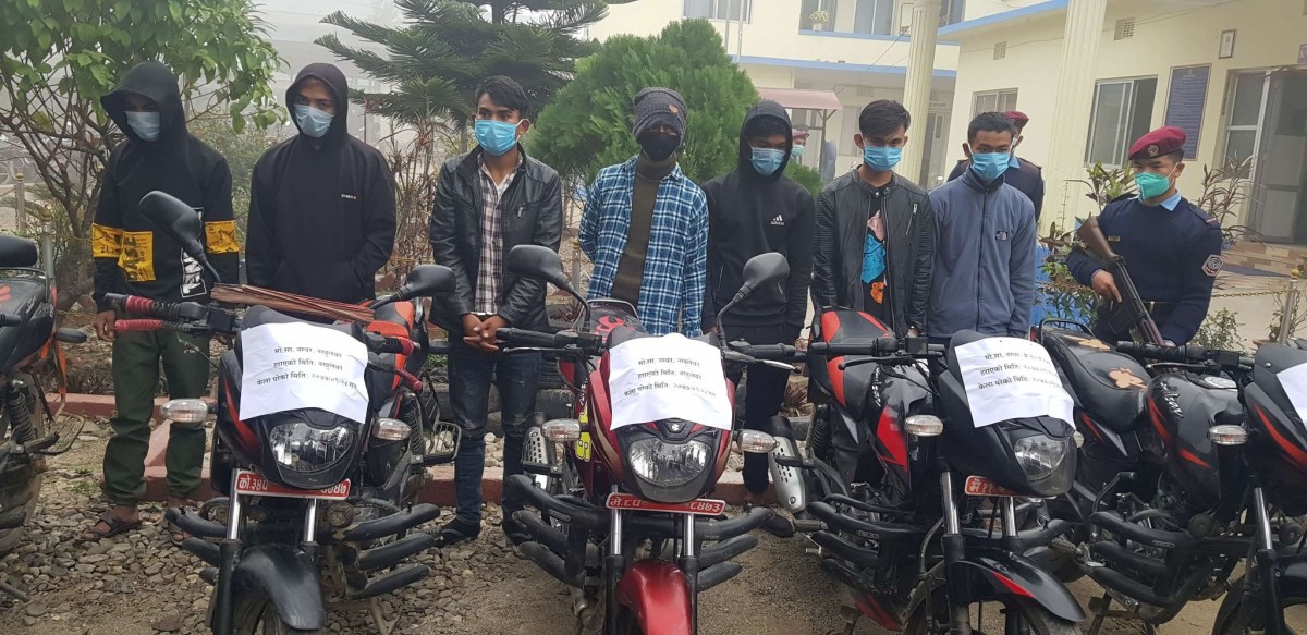 चोरी भएको मोटरसाइकल र स्कुटरसहित ७ जना पक्राउ
