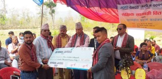 जन्मदिनको अवसरमा शैक्षिक सामाग्री तथा छात्रवृत्ति हस्तान्तरण