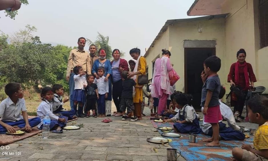 बालमन्दिरका ३८ बिद्यार्थीलाई खाना