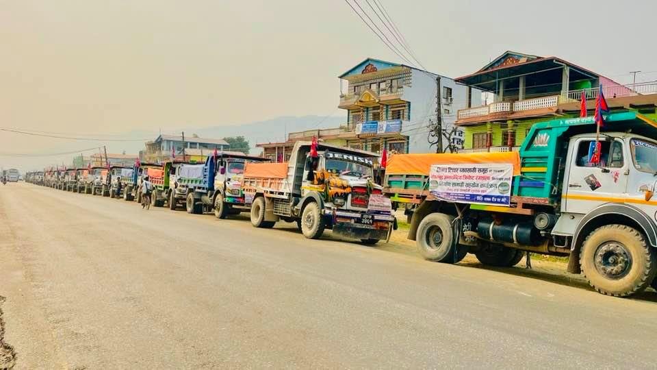 टिपर व्यावसायीद्वारा क्रिकेट रंगशालालाई ५३ टिपर निर्माण सामग्री सहयोग