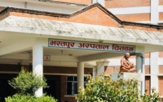 चितवनमा कोरोना संक्रमितको चाप बढ्यो:अस्पतालहरुमा ठाउँ अभाव