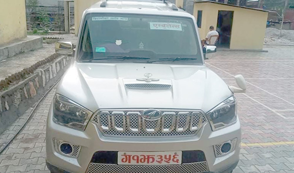 माथागढी गाउँपालिका अध्यक्ष सन्तोष थापा मगरले बनाए आफु चढ्ने गाडी एम्बुलेन्स
