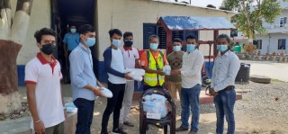 अनेरास्ववियु देवदहद्वारा पत्रकार र प्रहरीलाई स्वास्थ्य सामाग्री वितरण