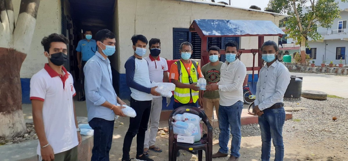 अनेरास्ववियु देवदहद्वारा पत्रकार र प्रहरीलाई स्वास्थ्य सामाग्री वितरण