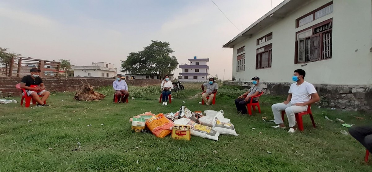 कोरोना प्रवाभित अति विपन्न बर्गलाई रास्ट्रिय युवा संघ देवदहले राहत वितरण गर्ने