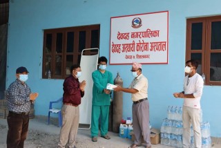 कोरोना अस्थायी अस्पताल देवदहलाई रेडियो देवदहद्वारा स्वास्थ्य सामाग्री प्रदान