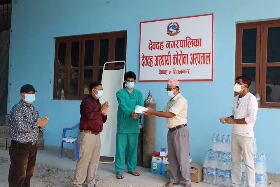 कोरोना अस्थायी अस्पताल देवदहलाई रेडियो देवदहद्वारा स्वास्थ्य सामाग्री प्रदान
