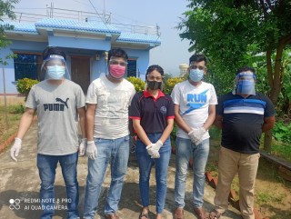 जन जागरण युवा क्लब संक्रमितको घर घरमा कोसेली सहित आत्मबल बढाउदै