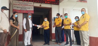लायन्स क्लव अफ देवदहद्धारा कोभिड उपचारको लागि सहयोग हस्तान्तरण