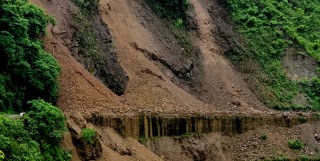 पहिरोका खस्दा बुटवल तानसेन सडक खण्ड अबरुद्द