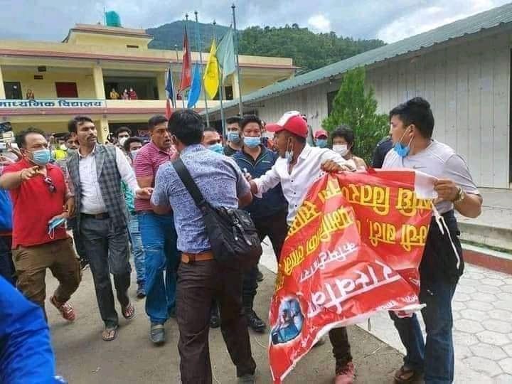 राहत वितरणमा अनेरास्ववियुको ब्यानर राख्न खोजे पछि झडप