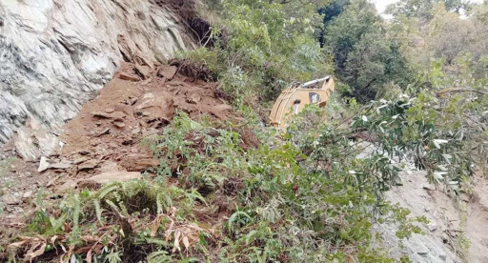 पहिरोले डोजर पुर्दा धादिङमा दुई जना बेपत्ता