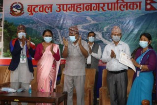 बुटवल उपमहानगरपालिकामा कार्यरत स्वास्थ्यकर्मी सम्मानित 