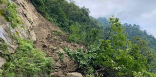 सुनवलमा दाइभर्सन बगायो ,दाउन्नेमा पहिरोका कारण पुर्व पश्चिम राजमार्ग अबरुद्द