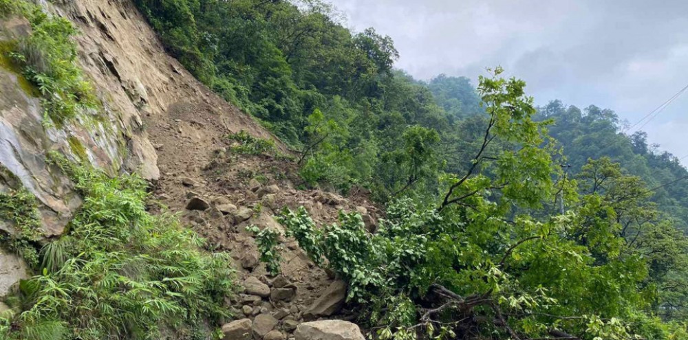 सुनवलमा दाइभर्सन बगायो ,दाउन्नेमा पहिरोका कारण पुर्व पश्चिम राजमार्ग अबरुद्द