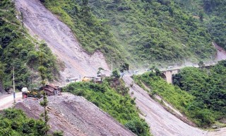 पहिरो खस्दा नारायणगढ-मुग्लिन सडकखण्ड अवरुद्ध