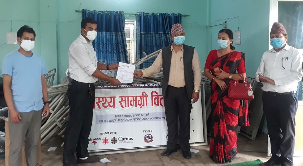 कोरोना बिशेष अस्पताललाई प्रकोप व्यबस्थापन केन्द्रद्वारा स्वास्थ्य सामाग्री सहयोग