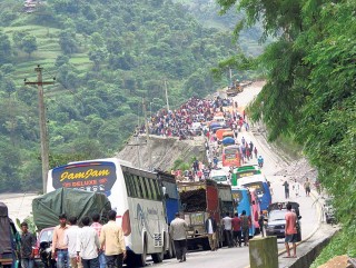 दुईतर्फी सञ्चालनमा आयो नारायणगढ-मुग्लिन सडक खण्ड
