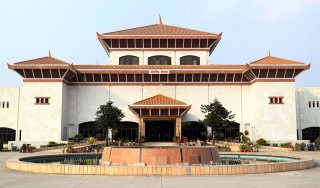 संसद भवनको पछाडि तर्फको ढोकाबाट बाहिरिए माधब पक्षका केहि सांसद