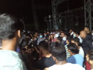 एक दिनमै २२ पटक बिद्युत कटौती भए पछी युवाहरुले गरे कार्यालय घेराउ