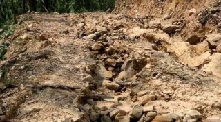 चरङ्गे झुम्सा चौकिभन्ज्याङ बैकल्पिक मार्ग : करोडौं लगानी तर बालुवामा पानी