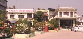 मेयर चौधरीले स्थानीयलाई कार्यालयमा थुनेपछि इटहरी उपमहानगरपालिका घेराउ