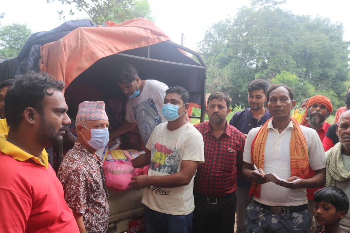  बाढी प्रभावित ६० घर परिवारलाई राप्रपा देवदहको खाद्यान्न सहयोग 