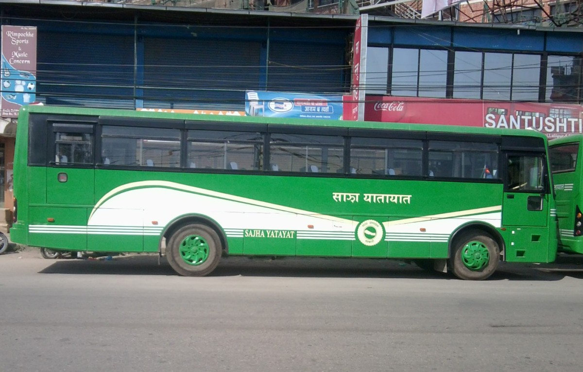 बन्दकर्ताद्वारा साझा यातायातको बसमा तोडफोड