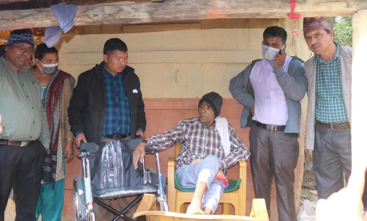 माओवादी केन्द्रद्वारा शारीरिक रुपले अशक्त खरेललाई व्हिलचेयर प्रदान