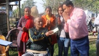 टिकटक बाट संकलित रकम शारीरिक रुपमा अशक्त दुर्गा क्षेत्रीलाई प्रदान