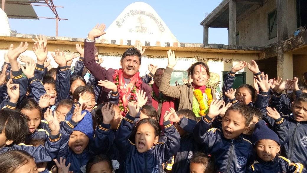 तिनाउका विद्यार्थीलाई न्यानो कपडा वितरण