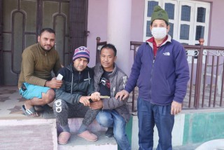 आँखाको ज्योति गुमाएका रिक्सा चालक न्यौपानेलाई आर्थिक सहयोग