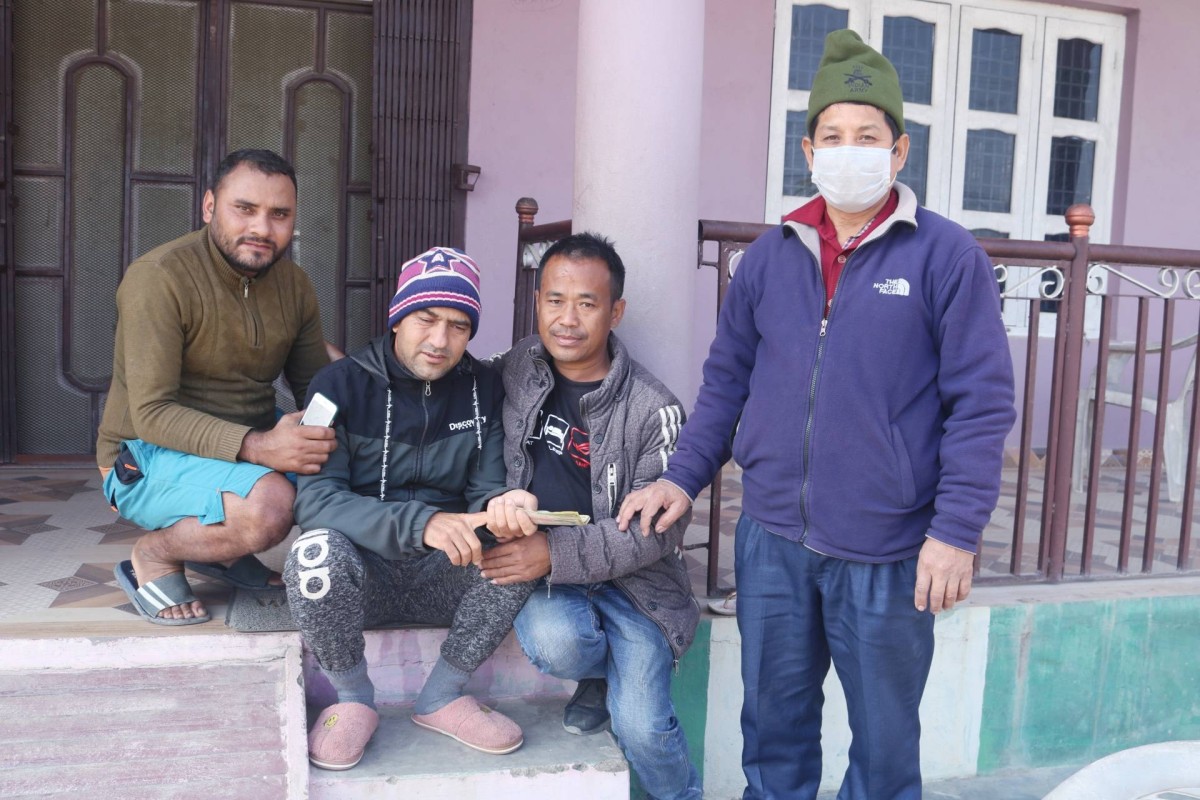 आँखाको ज्योति गुमाएका रिक्सा चालक न्यौपानेलाई आर्थिक सहयोग