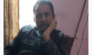 विद्युत प्राधिकरण देवदह शाखाका कर्मचारी कार्यकक्षमै मापसे सेवन गरेर बसेपछी