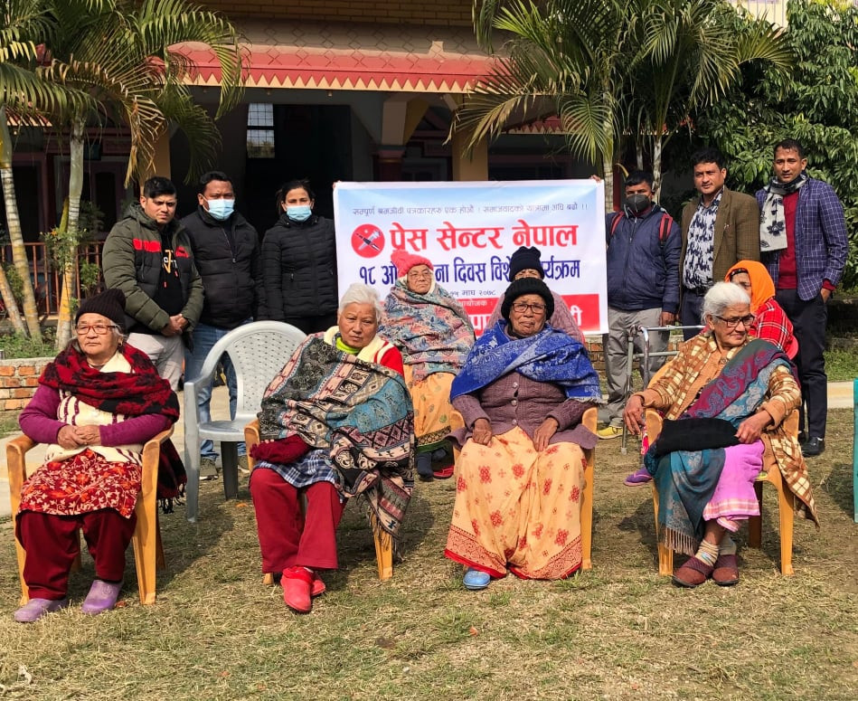 प्रेस सेन्टरको स्थापना दिवसको अवसरमा वृद्द आश्रममा खाद्यान्न वितरण