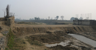 निर्माण सुरु भएको ५ बर्षमा पनि बनेन देवदह देखि सुनवलको उखुबारी जोड्ने पुल ।।