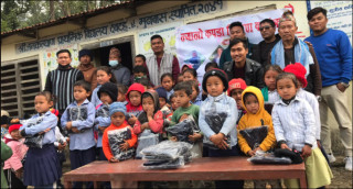 देवदह १० का ४५ जना विद्यार्थीलाई न्यानो कपडा वितरण