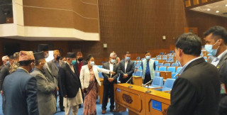 एमालेका ५ सांसदद्वारा खाली कागजमा हस्ताक्षर गर्न अस्विकार